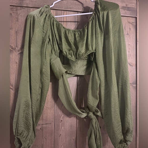 Elegant Green Women's Cropped Silky Blouse - Picture 2 of 3